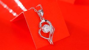 New Moissanite Silver Necklace Womens Heart-Shaped Pendant Fashionable Temperament Light Luxury High-end Birthday Gift for Girlfriend