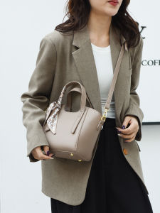 Retro Womens Bucket Bag Fashionable Shoulder Crossbody Bag Commuting to Work Handbag Polyester Lining Zipper Closure