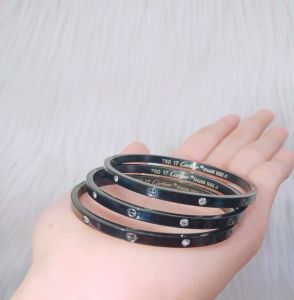 Perhiasan Gelang Tangan Titanium Embos Set Tiga Black Edition