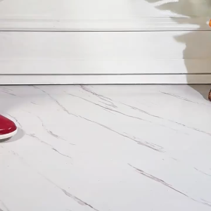 Mẫu giày bảo hộ lao động chống thấm nước chống trượt kiểu dáng cổ thấp đế bằng dành riêng cho nữ giới thích hợp sử dụng trong môi trường ẩm ướt như nhà bếp hoặc vào mùa Xuân Thu