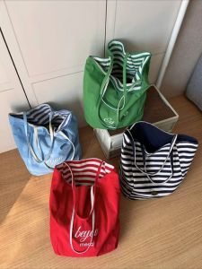 กระเป๋าผ้าใบ Tote Bag ความจุขนาดใหญ่สำหรับเดินทางและช้อปปิ้งแบบสะพายไหล่ข้างเดียวสไตล์เกาหลี กระเป๋าผ้าใบลายเส้นด้านในโพลีเอสเตอร์