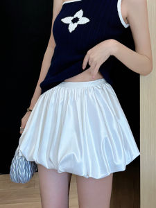 กระโปรงทรงดอกไม้พับชายสั้นผ้าซาตินสีขาว กระโปรงทรงเอเอวสูง กระโปรงทรงเอทรงดอกไม้พับชายสั้น กระโปรงทรงเอเอวสูง