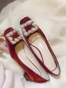 รองเท้าแต่งงานสีแดง ผู้หญิง รองเท้าส้นสูง 2024 สไตล์จีนใหม่สวมใส่สองทางหมั้นรองเท้าเจ้าสาวแบบไม่ฉัตร ทันสมัย ผ้าซาติน