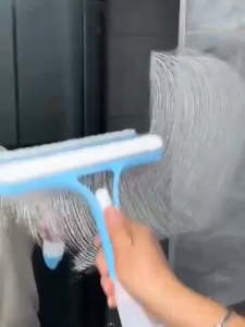 3 In 1 แปรงทําความสะอาดหน้าต่างกร ที่เช็ดกระจก พร้อมยางในตัว ไม้เช็ดกระจกมีขวดสเปรย์ในตัว ไม้กรีดกระจก ปรับระดับได้ ไม้เช็ดกระจก ชุดทำความสะอาดอเนกประสงค์ + ขวดสเปรย์ ใช้เป็นด้ามจับได้ ไม้เช็ดกระจก