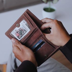 Dompet 3/4 Kulit Sapi Crazy Horse Ruang Koin Resleting Kancing Klip Simpel Kasual Pria Cowok Laki