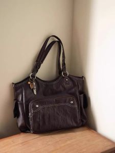 กระเป๋าทรงฮาร์ดแวร์สไตล์เรโทรขนาดใหญ่สำหรับเดินทาง กระเป๋าสะพายไหล่ข้างเดียวสไตล์เกาหลีพร้อมกระเป๋าซิปด้านนอก กระเป๋าสะพายข้างแบบลำลองสำหรับเด็กผู้หญิง