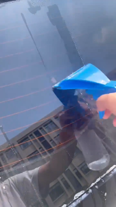 ไม้กวาดทำความสะอาดกระจกรถยนต์ เครื่องมือทำความสะอาดกระจกในบ้านแบบหลายฟังก์ชันพร้อมขวดสเปรย์