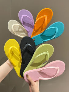 รองเท้าแตะส้นลิ่มกันลื่นสำหรับผู้หญิงในช่วงฤดูร้อน สไตล์ใหม่ รองเท้าแตะชายหาดแบบสวมสบาย สีพื้น รองเท้าแตะกลางแจ้งสำหรับสวมใส่ไปชายหาด