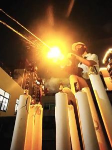 MU.HOME ปืนฉีดน้ำไฟฟ้า Water Gun ปืนโรตารี่สองท่อ Gatlin ของเล่นปืน แฟลชปืนฉีดน้ำไฟฟ้าต่อเนื่อง ปืนโรตารี่สองท่อ Gatlin ของเล่นปืน