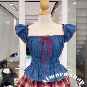 AimornShopp เสื้อลายสก็อตแต่งแขนระบาย ดีไซน์คอเหลี่ยมโชว์ต้นคอสวยๆ ดีเทลสวยมาก โบว์หน้า