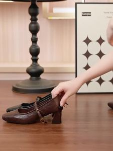 Daphne | Vintage Commuter High Heels