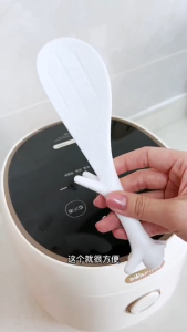 ZH418 Squirrel Shaped Non-Stick Rice Spoon Scooper Kitchen Utensil PP Material Ergonomic Handle  Durable Construction