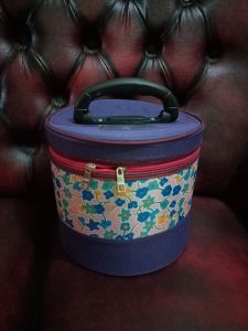 TAS TENONG BULAT TAS WANITA MASA KINI DAN SANGAT COCOK UNTUK KOSMETIK