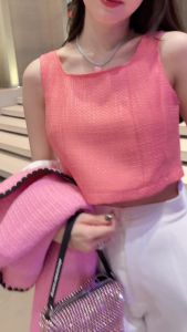 SLYQ FLAMINGO TWEED CROP TOP เสื้อครอปแขนกุดผ้าทวีด