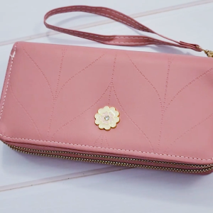 กระเป๋าสตางค์หนังผู้หญิง ใบยาว ซิปคู่ ขนาด 9.5 x 20 x 4 ซม. ดีไซน์เรียบหรู ติดอะไหล่ดอกไม้ จุของได้เยอะ ใส่บัตรได้หลายใบ