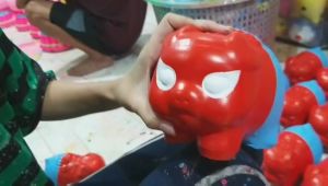 Heo Đất Tiết Kiệm Tiền Nhỏ mẫu người nhện cute – Ống Heo Tiết Kiệm Tiền đẹp – Lợn Đất Tiết Kiệm Tiền làm quà sinh nhật – mang lại may mắn tài lộc