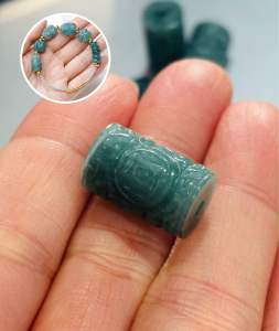 Mặt đá lu thống Lam Ngọc chạm hoa văn kim tiền khoan sẵn lỗ xỏ 2li mic vòng may mắn đầu xuôi đuôi lọt