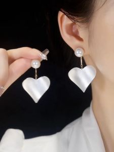 Exaggerated Personality Metal Style Heart Pearl Earrings Fashion Silver Needle Dangle Earrings Unique High-End Feelings Jewelry