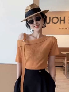 เสื้อสเวตเตอร์คอวีแขนสั้นผ้าไหมน้ำแข็งสีส้ม ทรงสลิมฟิต สำหรับผู้หญิง ฤดูร้อน 2025 แฟชั่นลำลอง ผูกโบว์ แขนสั้น คอวี