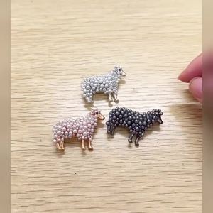 [NM]Elegant Sheep Goat Shaped Brooch Rhinestone Pearls Lapel Pin Animal Brooch Perfect For Daily Wear Party Dresses[NM]
