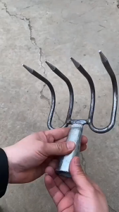 Gardening Tools Weeding Uprooting Tool 4 Teeth Steel Forged Pine Earth Weeding Tool Grass Rake