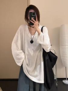Plus Size Korean Style White V-neck Long Sleeves Loose T-shirt Female Chubby Girl Autumn Idle Style Sense of Relaxation Casual Slim Looking Tops