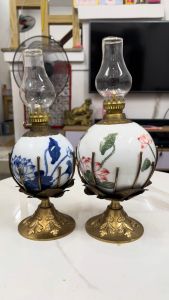 Đèn dầu bầu sứ bọc đồng họa tiết hoa sen đk bầu 10cm và 12cm cao khoảng 30cm