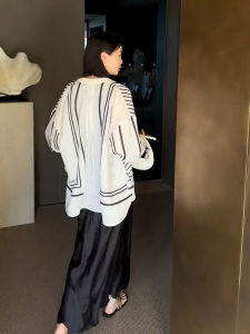 เสื้อเชิ้ตแขนยาวป้องกันแสงแดดลายทางสไตล์ฝรั่งเศสสำหรับผู้หญิง ฤดูร้อน 2024 เสื้อเชิ้ตคอวีทรงหลวมบางระบายอากาศได้ดี