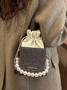 Elegant Pearl Shoulder Crossbody Bag Womens Box Style Bag Versatile Trendy Chain Design Summer 2025 Fashion Accessory