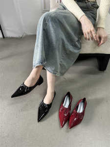 รองเท้าส้นเตี้ยพับสีแดง ทรงหัวแหลม หนังนิ่ม รองเท้าแฟชั่นฤดูร้อนสำหรับผู้หญิง รองเท้าสวมสบาย ส้นเตี้ย พื้นนุ่ม ทรงหัวแหลม