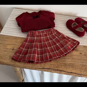Yu.kids-Chân Váy Dạ Kẻ Caro Đỏ Xếp Ly Dáng Ngắn Chữ A Có Quần Bảo Hộ Cho Bé Gái Hàng Quảng Châu Thu Đông 2026