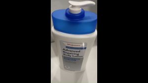 Sữa dưỡng thể phục hồi tiên tiến Walgreens Advanced Repairing Body Lotion 600.3ml làm dịu da khô cho da mềm mại mịn màng và khỏe mạnh của Mỹ