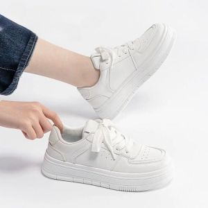 รองเท้าผ้าใบสีขาวสำหรับผู้หญิง ฤดูใบไม้ผลิและฤดูใบไม้ร่วง รองเท้าผ้าใบสีขาวพื้นหนาแบบใหม่ รองเท้าสปอร์ตแบบอเนกประสงค์สำหรับผู้หญิง