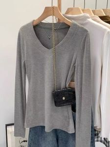 เสื้อยืดคอวีแขนยาวทรงสลิมฟิตสำหรับผู้หญิง ฤดูใบไม้ร่วง 2025 ดีไซน์เก๋ไก๋ เสื้อชั้นในสไตล์หวานและเผ็ดร้อน ทรงเข้ารูป