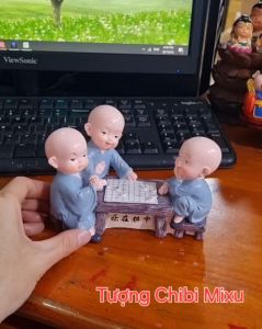Tượng chú tiểu áo xanh mẫu 03 chú chơi đánh cờ tướng