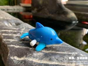 Spring-Loaded Moving-Tail Goldfish Dolphin Shark Toy Vintage Brand Electric Remote Control Inertia Toy for Children Age 3-6