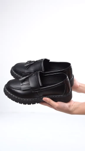 【COD】New Arrived White Black Leather Loafers for Men Tassue Desgin Oxford White Stitch Black Stitch Men Loafers Slip-on Students Black Leather Shoes Couple Two Tone Loafers