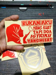 CUTTING STICKER KATA KATA BUKAN AKU YANG KUAT TAPI DOA ISTRIKU YANG HEBAT STIKER VARIASI MOTOR MOBIL PICKUP BUS DLL UNIVERSAL MENYALA DAN TIMBUL