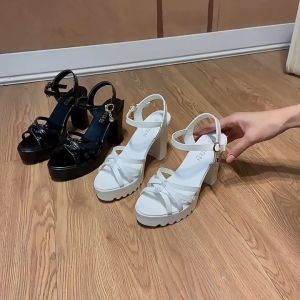 รองเท้าส้นบล็อกมีสไตล์รองเท้าส้นสูง เปิดนิ้วเท้า แต่งหัวเข็มขัด สูง 10 ซม