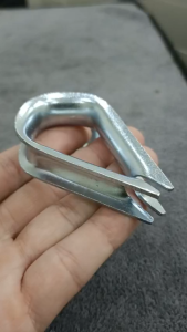 Thông Tin Sản Phẩm  Tên Sản Phẩm: Lót Bảo Vệ Vòng Dây Cáp Ø12mm - Thép mạ sáng  Chức Năng: Bảo vệ dây dẫn 12mm phụ kiện cố định dây dẫn.  Đặc Điểm: Chống gỉ dễ lau chùi phù hợp cho nhiều loại dây.  Mô Tả Sản Phẩm  Lót bảo vệ vòng dây cáp Ø12mm được làm