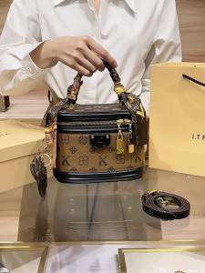 Luxury Brand Handbag 2025 New High-End Designer Box Bag Bucket Bag Single Shoulder Diagonal Cross Bag Fashionable