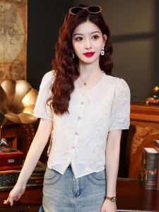เสื้อเชิ้ตแขนสั้นคอวีลูกไม้ปักสีขาวสำหรับผู้หญิงในช่วงฤดูร้อนปี 2025 ดีไซน์ใหม่ เสื้อตัวบนสไตล์ฝรั่งเศสทรงเข้ารูป