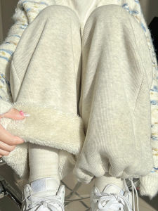 กางเกงกีฬาผ้ากำมะหยี่ขนแกะสีขาวฤดูใบไม้ร่วง/ฤดูหนาว กางเกงขายาวทรงหลวมสำหรับผู้หญิง กางเกงขายาวทรงหลวมสบาย ๆ ทรงเข้ารูป