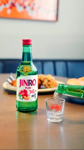 [CHÍNH HÃNG] Soju Hàn Quốc JINRO VỊ DÂU 360ml - Thùng 20 chai