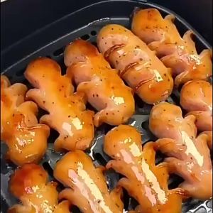 Xúc Xích Tiêu Đen Giòn Da