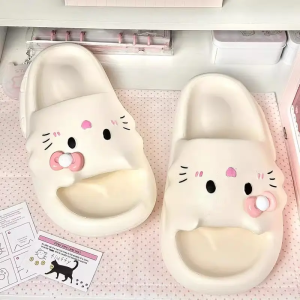 Hellokitty รองเท้าแตะส้นแบน Hellokitty สีขาว สำหรับผู้หญิง ใส่ในหอพักนักเรียน ฤดูร้อน กลางแจ้ง รองเท้าแตะในบ้าน ป้องกันการลื่น ป้องกันกลิ่น รองเท้าแตะส้นแบน