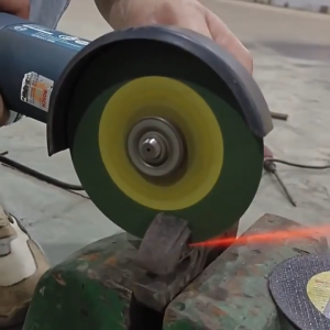 ใบตัดเหล็กและสแตนเหล็ก4 นิ้ว ใบตัดบาง 1.0 มิล (กล่อง)(สีดำ) 4นิ้ว 1 กล่อง / 50 ใบยี่ห้อ