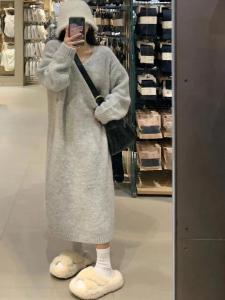 ชุดเดรสถักคอตั้งทรงหลวมสำหรับผู้หญิงในฤดูใบไม้ร่วงและฤดูหนาว สีเทา ชุดเสื้อสเวตเตอร์ชั้นใน ชุดเดรสยาวคลุมเข่า
