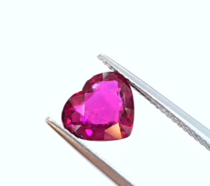 พลอยทับทิมสยาม เผาเก่า รูปหัวใจ น้ำหนัก 2.45 กะรัต สีแดงกุหลาบ หายาก ประกายทั้งเม็ด พลอยไทย ทับทิมสยาม อัญมณีมงคล
