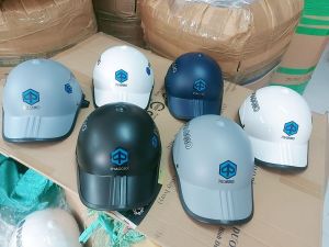 Nón bảo hiểm lưỡi trai  gấu nâu ( kết nữ có lỗ cột tóc)